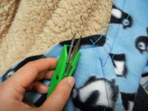 仮縫いの糸を切る。
